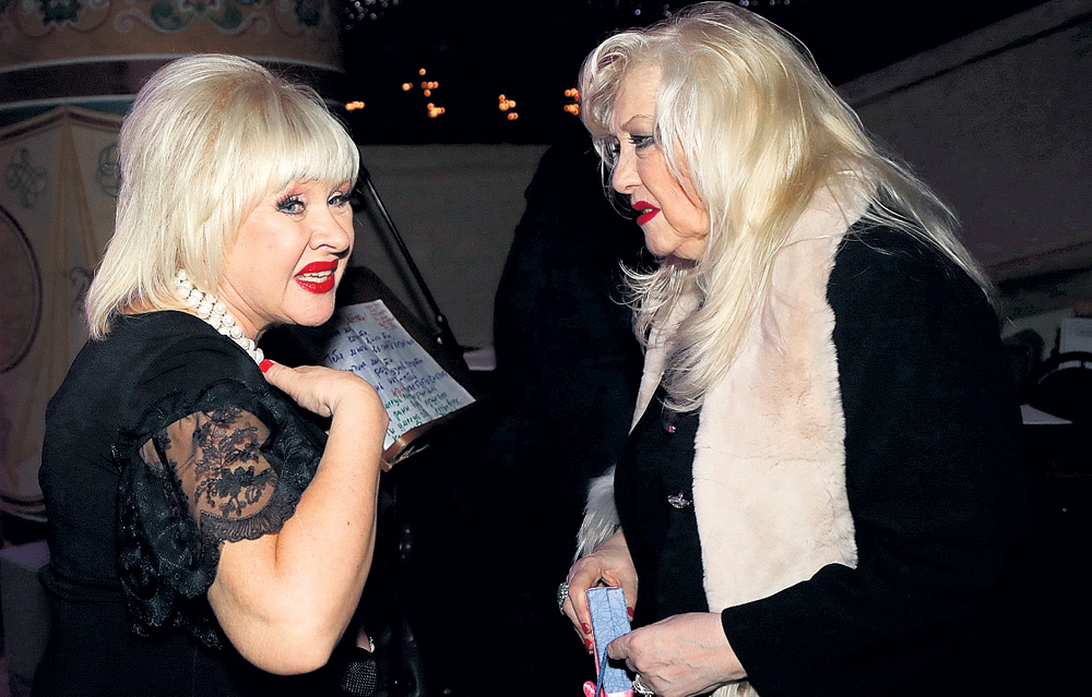 Ирина Мирошниченко подарила юбилярше колье из пластикового жемчуга