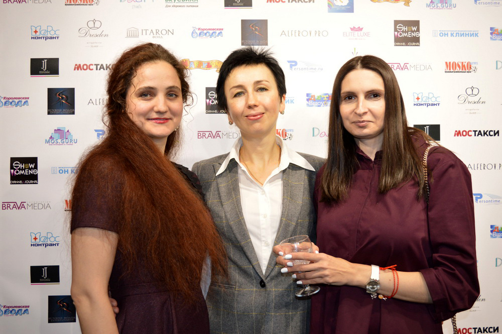 Ирина Кириченко с посетителями выставки