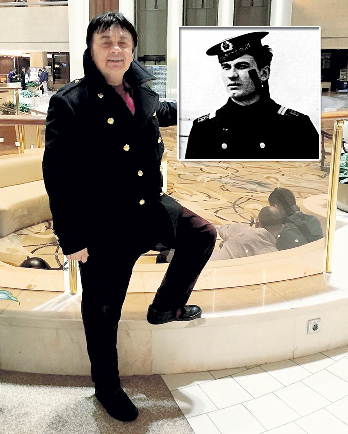 Саша три года верой и правдой отслужил на флоте в Севастополе (фото в рамке - 1974 г.)