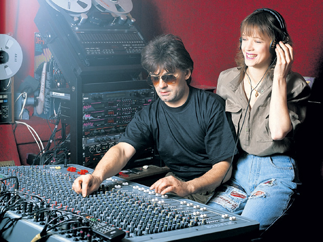 Первая жена музыканта - гимнастка Елена Стебенева влюбила его в себя с первого взгляда. Страстный роман обернулся 19-летним браком, который рухнул в 2010-м