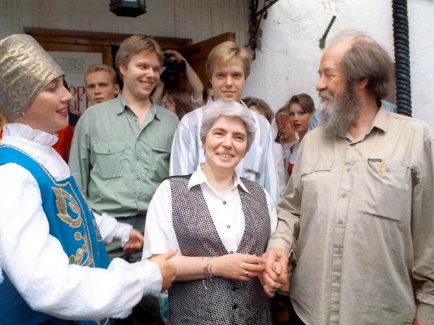 Писатель с Наталией Светловой и сыновьями (Ярославль, 1994 год)