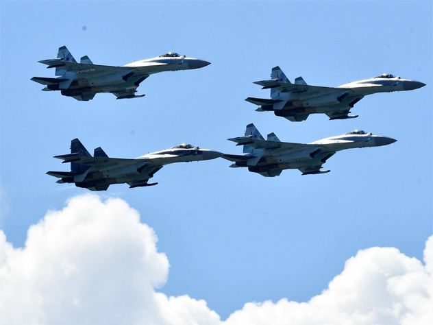 Многоцелевые истребители Су-35 пилотажной группы «Соколы России»