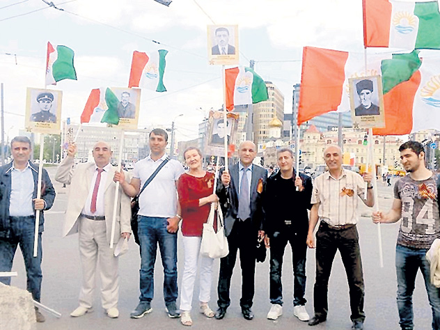 Активисты с национальными флагами на акции «Бессмертный полк»
