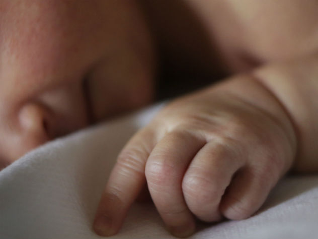 Псковичка пыталась продать новорожденного ребенка