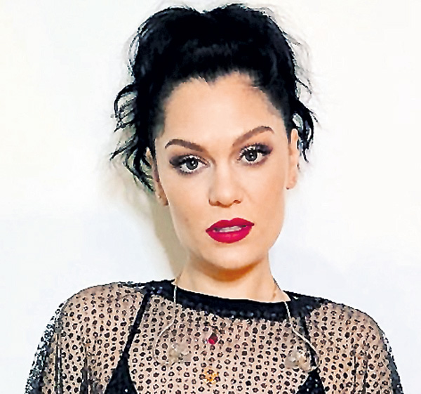 Прелести Джесси Джи не оставляют равнодушными ни женщин, ни мужчин