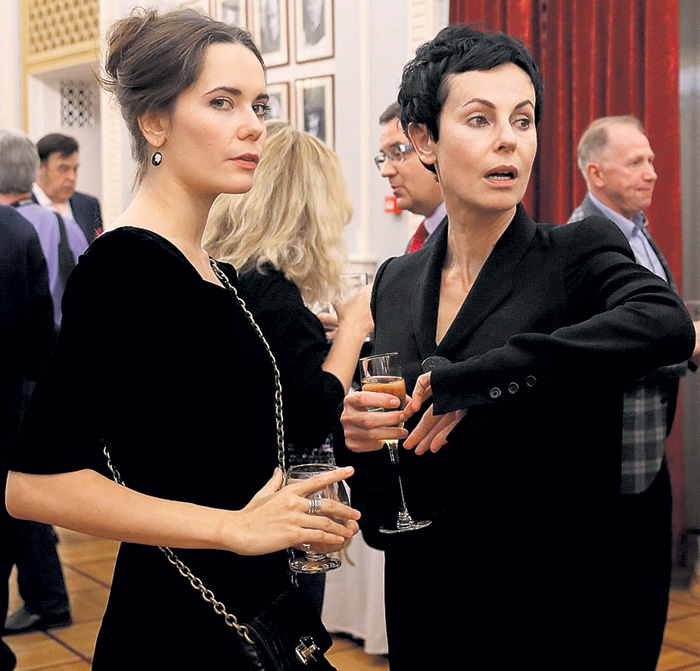 Ирина Апексимова с дочкой Дашей обсуждали платье новой женщины Гаркалина