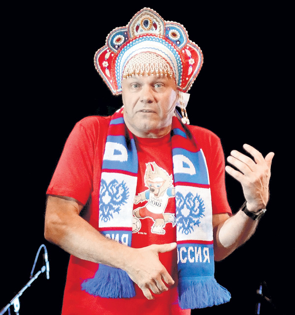 Ведущий мероприятия Алексей Кортнев болеет за игру артистов Театра Вахтангова с пивом и чипсами