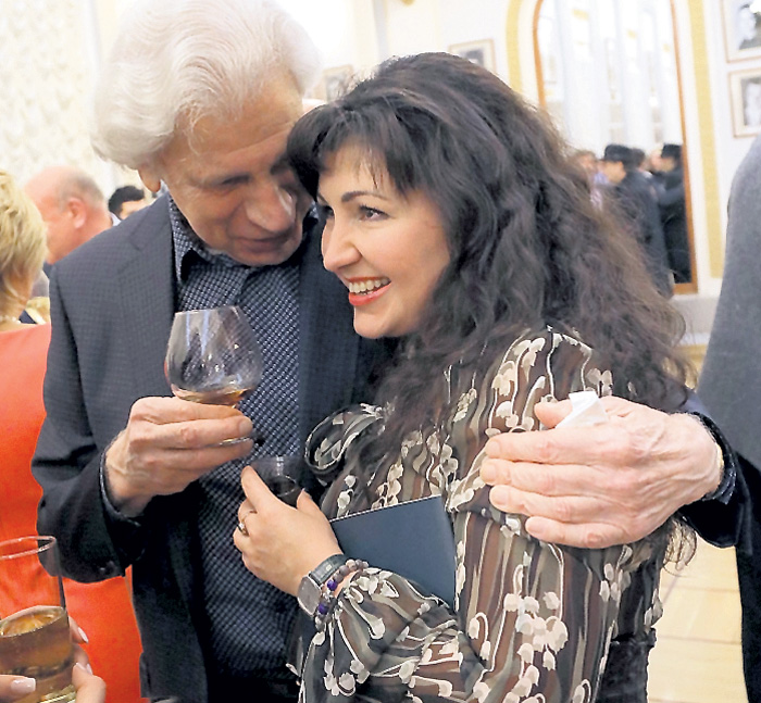 Генри Резника после коньяка потянуло к кому-нибудь домой на чашку кофе