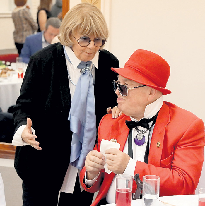 Захмелевшая Алла Сурикова то ли в шутку, то ли всерьёз уверяла кутюрье, что на европейской сцене из Славы вышла бы шикарная трансгендерная Красная Шапочка