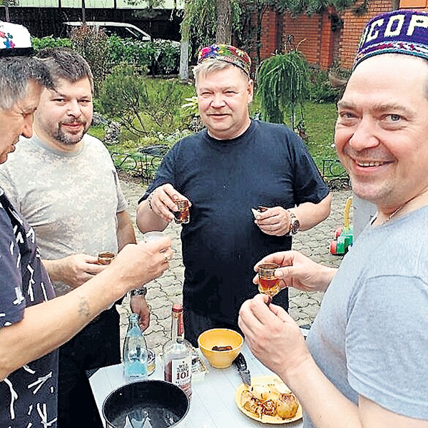 Ещё летом Николай приглашал друзей в гости, чтобы вместе с ними выпить на лужайке перед коттеджем