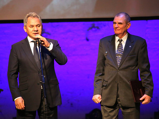 Сергей Шойгу вручил премию летчику Владимиру Иринархову