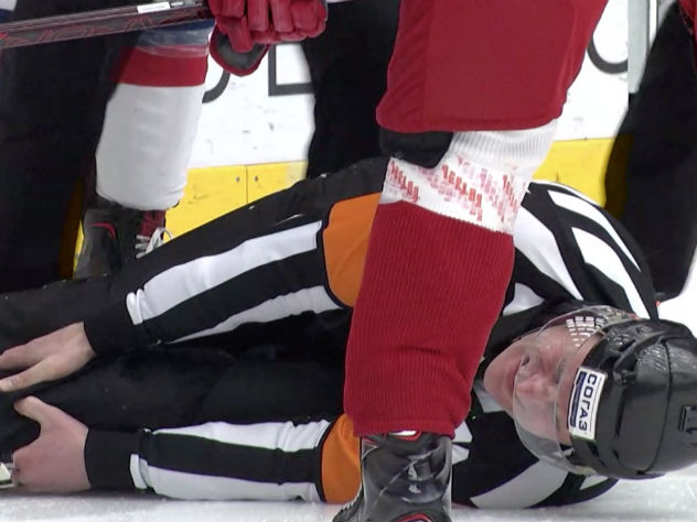 хоккеист сломал ногу судье
