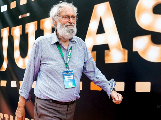 Отпустив седую бороду, он стал похож на лешего