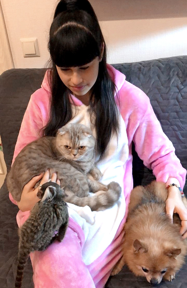 Вместе с певицей питомцы составили квартет