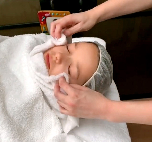 Одновременно с матерью косметические процедуры прошла в Германии и семилетняя Харпер