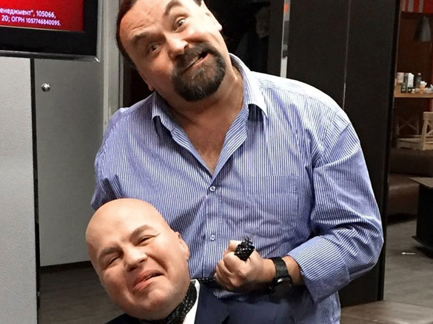 Александр показал украинскому «эксперту» Вячеслава Ковтуну, что сделает с ним народ, когда свергнет власть бандеровцев