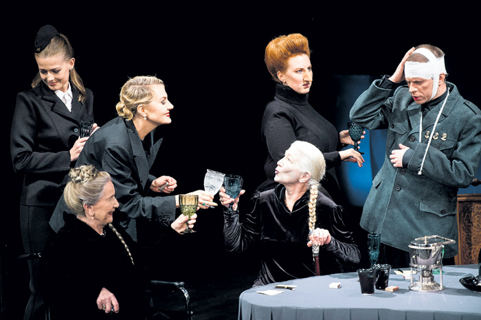 О чем постановка Ренаты Литвиновой «Северный ветер», многие зрители затрудняются ответить (Раиса Викторовна - крайняя слева внизу)