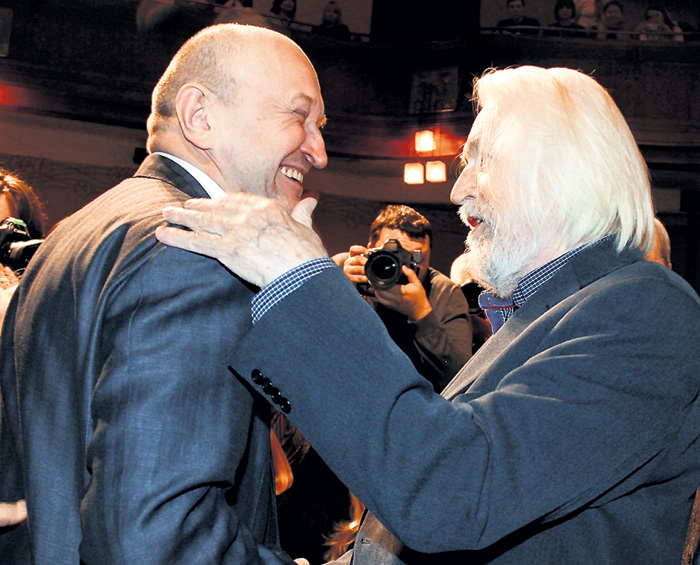 В итоге труппа МХТ им. Чехова решила дать шанс режиссеру Сергею Женовачу. Хотя постановки у него тоже разнузданные...