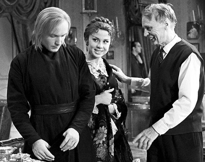 На съемках «Братьев Карамазовых» Андрей Мягков стыдливо опускал глаза, когда его партнершу похотливо лапал на площадке любовник-режиссер Иван Пырьев (1968 г.)