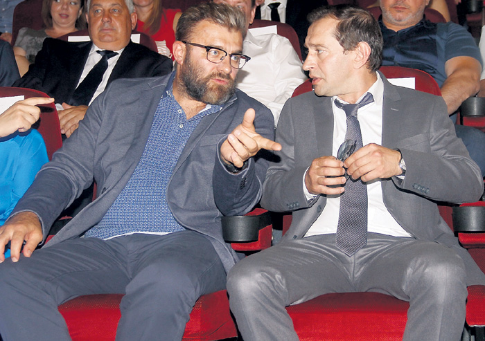 Тыкать указательным пальцем в собеседника - отличительная особенность мхатовских звёзд. По крайней мере, так любят делать Пореченков и Зудина (если не узнали остальных людей на фото, то с Михаилом - его закадычный друг Константин Хабенский, рядом с Мариной - бывшие супруги Константин Богомолов и Дарья Мороз)