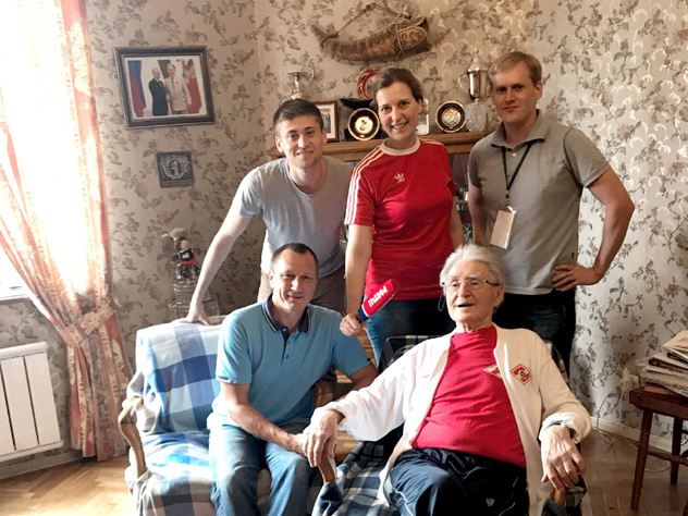 В 2018 году в квартире Алексея Парамонова (крайний справа) побывала съемочная группа «Матч ТВ». Интервью им помогала брать Светлана Нагорная