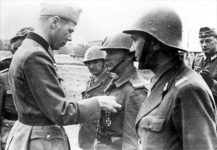 Немецкий офицер награждает румынских головорезов