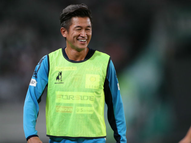 Самый старый футболист в мире продлил контракт с клубом