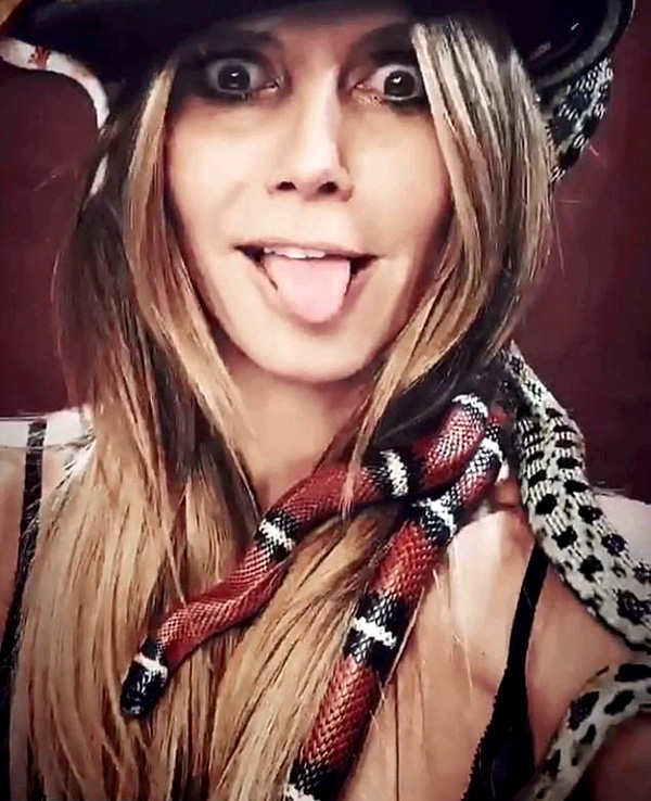 Клум призналась в Instagram**, что день со змеями ей понравился: «Я люблю этих парней»