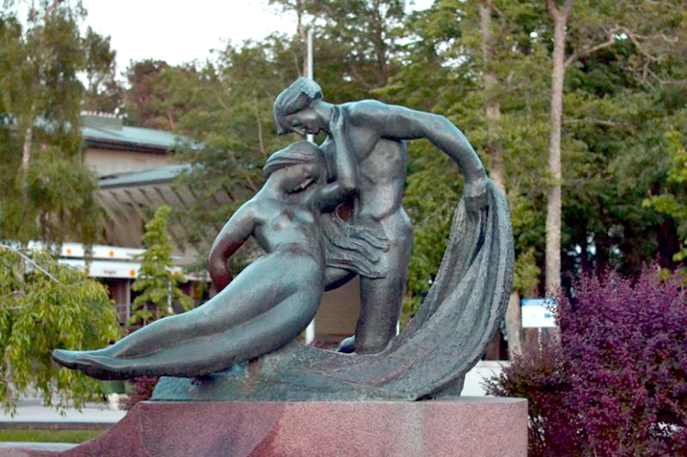 Скульптура Юраты и Кастиса в Паланге