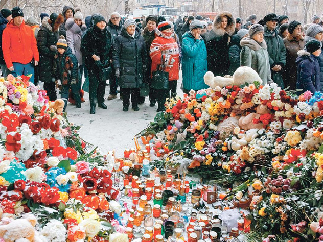 Люди до сих пор несут к дому на проспекте Карла Маркса цветы и свечи
