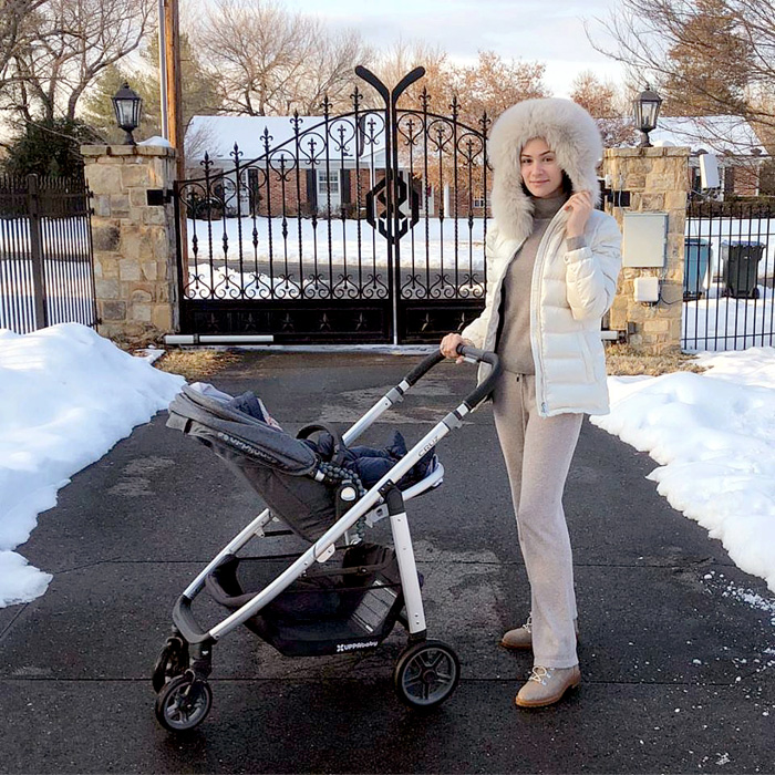 Анастасия охотно позирует с сынишкой на фоне ворот с клюшками