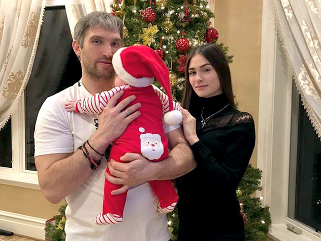 Маленький Сережа увидел украшенную елочку первый раз в жизни