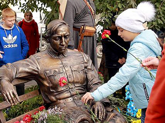 Памятник негодяю киевская хунта установила в Виннице в 2017 году
