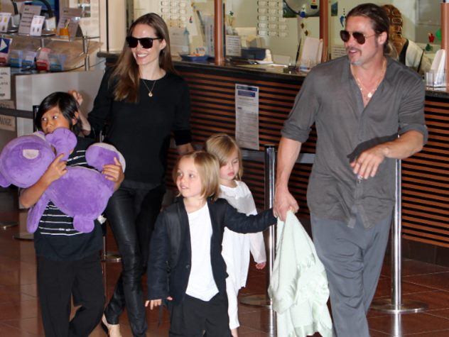 Брэд Питт и Анджелина Джоли с детьми