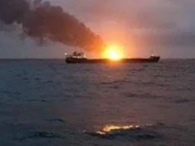В Черном море загорелись два судна