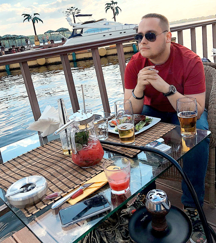 Мажор Коля хвастается роскошной жизнью