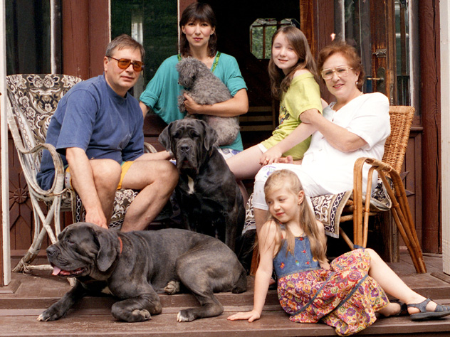 Валентин Георгиевич и его третья жена - Елена Шапорина (в очках) на даче. На коленях у бабушки наша рассказчица Марфа, в центре - ее мама Марианна, а на ступеньках - младшая сестра Ариадна