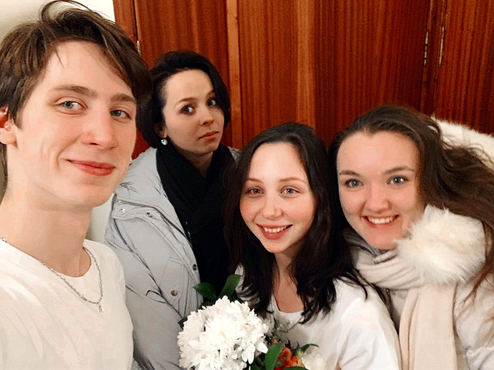 Свой день рождения, 17 декабря, Лиза встретила в больнице с друзьями (слева - Андрей Лазукин)