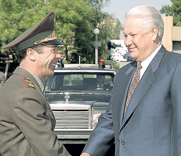 Виктор Ерин пользовался безграничным доверием Ельцина и вскоре после самороспуска СССР стал первым министром внутренних дел новой России