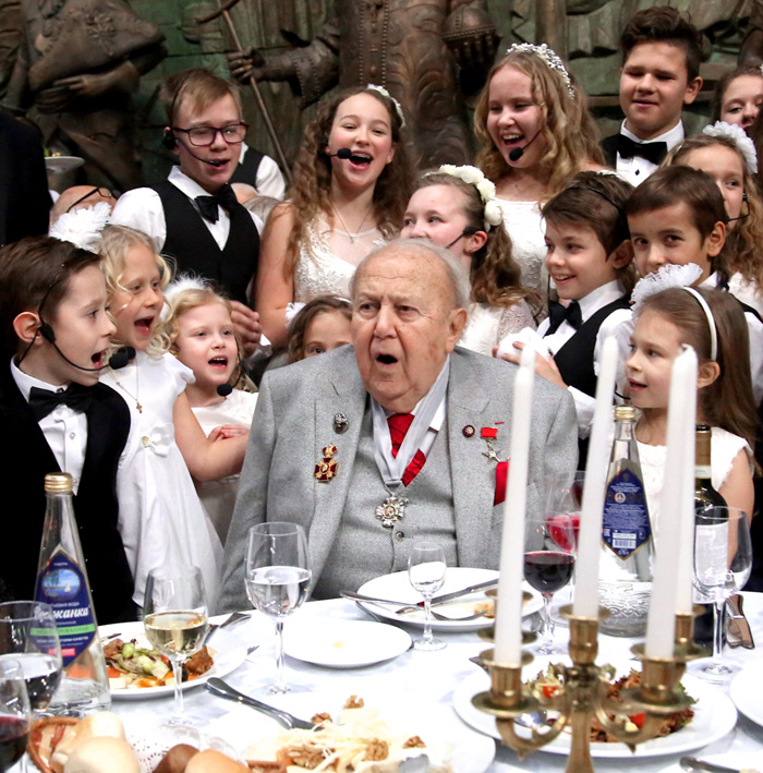 Зураб Константинович исполнил с детским хором «Пусть всегда буду я»