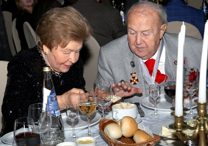 Под мудрым руководством мастера Наина Иосифовна попробовала всего и помногу