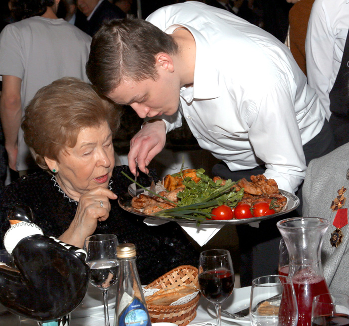 Под мудрым руководством мастера Наина Иосифовна попробовала всего и помногу