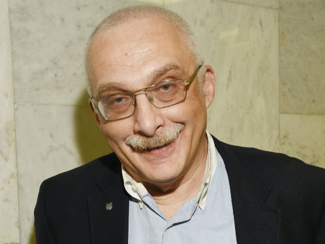 Друзя обвинили в подкупе и мошенничестве