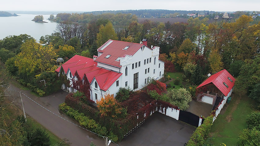 Трехэтажный дом, где живут Никита с Аленой