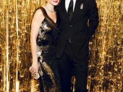 Кристина Орбакайте рядом с мужем навсегда забыла о джинсах и показала, как быть безукоризненно стильной. Обилие золота принято считать дурным тоном, но в этом образе все уместно. Баланс поддерживают туфельки и клатч баланс благодаря спокойным карамельным оттенкам. ФОТО: ПРЕСС-СЛУЖБА ЦУМа