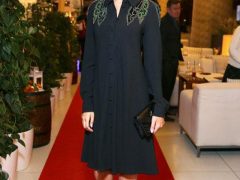 Простое платье Равшана Куркова подобрала немного не фигуре. И поступила верно: не стоит портить картинку, делая акцент на худобе. Образ выглядит строгим, но аппликация в этническом стиле добавляет романтизма. Отличный выбор — лаконичный клатч и умопомрачительные серебряные туфельки! ФОТО: ПРЕСС-СЛУЖБА фильма «Детки напрокат»