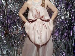 Наряд Ксении Собчак вызвал недоумение модного критика — пришлось отшучиваться: «Ксения похожа на презент, перевязанный огромным бантом. Или на мамашу-кенгуру с сумкой на животе. А если серьезно, платье достаточно спорное. Не представляю, чью фигуру оно могло бы украсить». ФОТО: АЛЕКСАНДР ТАТАЕВ/STARFACE.RU