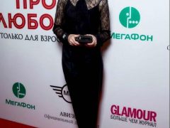 В луке Юлии Снигирь гармонично соединились несколько модных элементов: популярные комбинезоны и актуальное кружево. Элегантный наряд актрисы кажется простым, но большой бант у шеи не дает ему стать скучным. ФОТО: Instagram*.COM/JSNIGIR