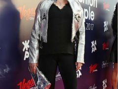 Смелое решение Кати Лель не понравилось модному критику. «Оставляем блузку и клатч, дополняем широкими брюками, удлиненным жакетом и серебряными лодочками», — вынес вердикт эксперт. Остальные вещицы пусть дожидаются своего часа дома. Если дождутся. ФОТО: БОРИС КУДРЯВОВ