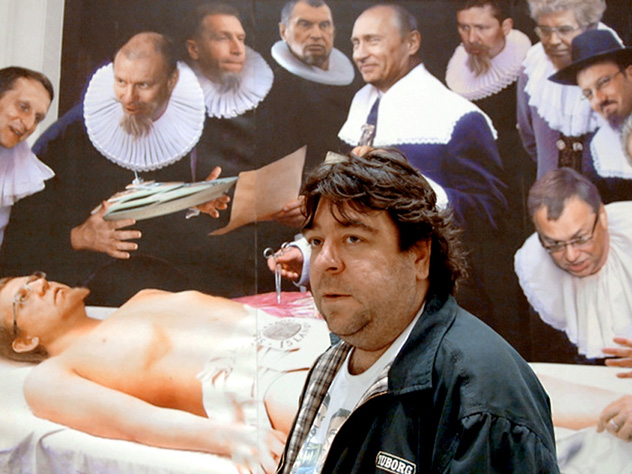 Андрей Будаев перед своей картиной, где члены правительства и олигархи «препарируют» тело Алексея Кудрина (парафраз картины Рембрандта «Урок анатомии доктора Тульпа»)